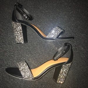 Torrid- 8W BLK Crushed Stone strap heel